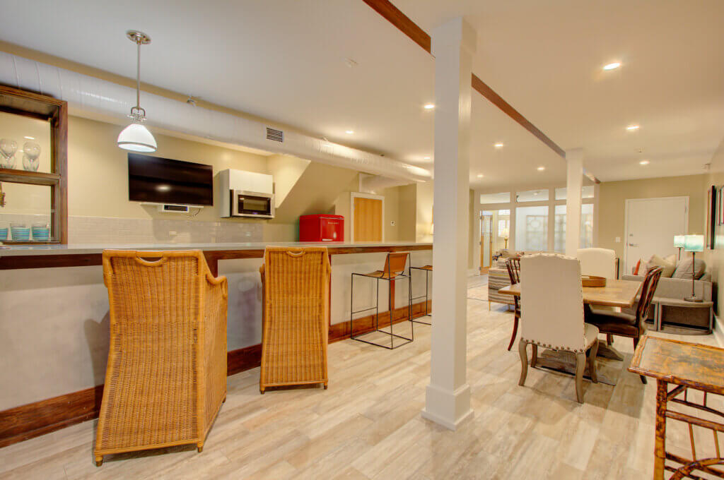 Charleston Chestnut Suite Kitchen and Dining Area